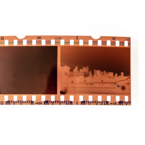 Negative digitalisieren: Negativstreifen mit DX-Code am unteren Rand. Negativstreifen Mit Dx-Code Am Unteren Rand.